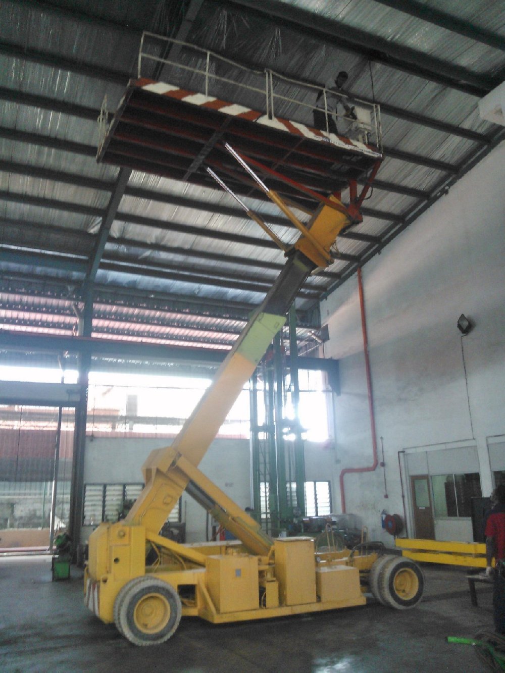 14m engine scissor lift