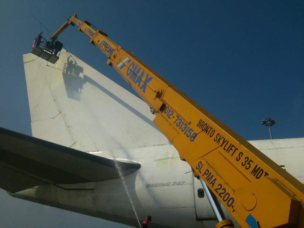 wash boeing 747 aeroplan in Malaysia