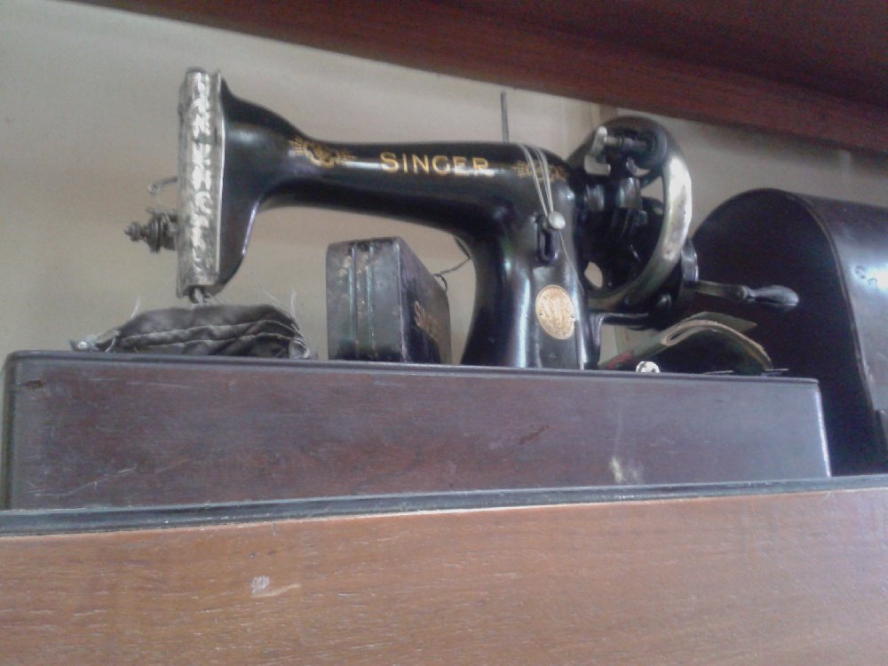 ANTIQUE SEWING MACHINE - SINGER 1920S