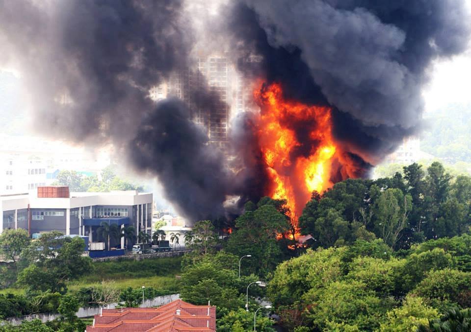 Kilang proses bahan kimia terbakar di Kinrara Puchong, kerugian RM10 juta Kilang proses bahan kimia terbakar di Kinrara Puchong, kerugian RM10 juta