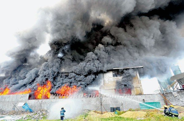 Kilang selipar terbakar di Manila 14 Mei 2015