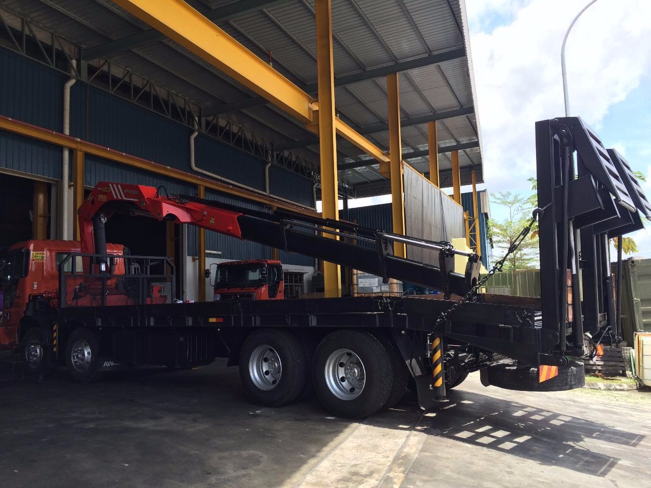 Self Loader (lorry crane) with Crane for rent in Petronas Melaka Malaysia