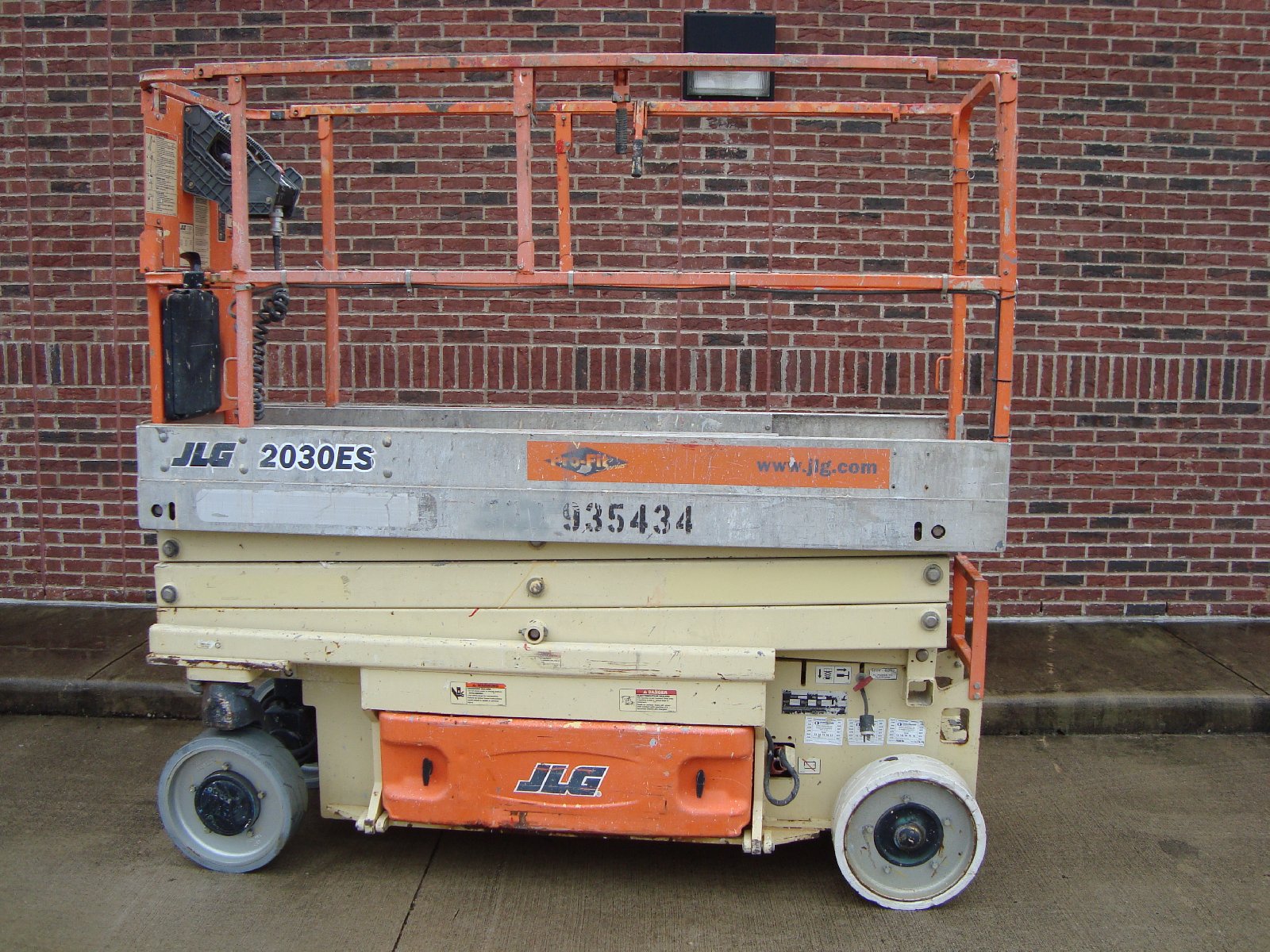 SCISSOR LIFT for rent 6m, 8m, 10m, 12m for rent in johor bah