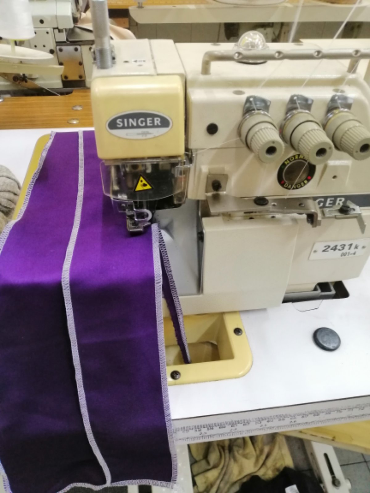 Second Hand Singer Industrial Overlock Sewing Machine 