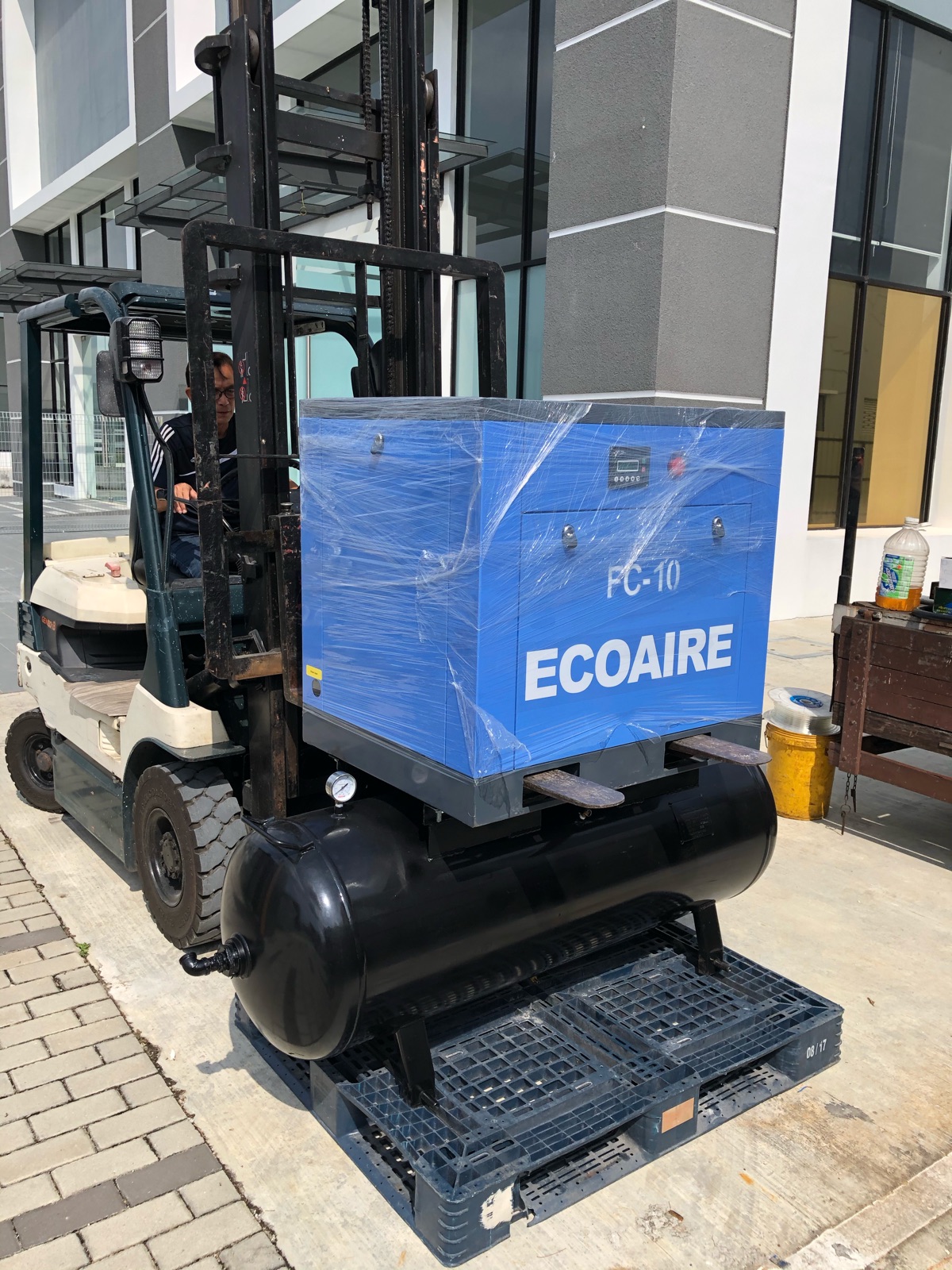 Forklift Unloading ECOAIRE Screw Type Air Compressor FC-10