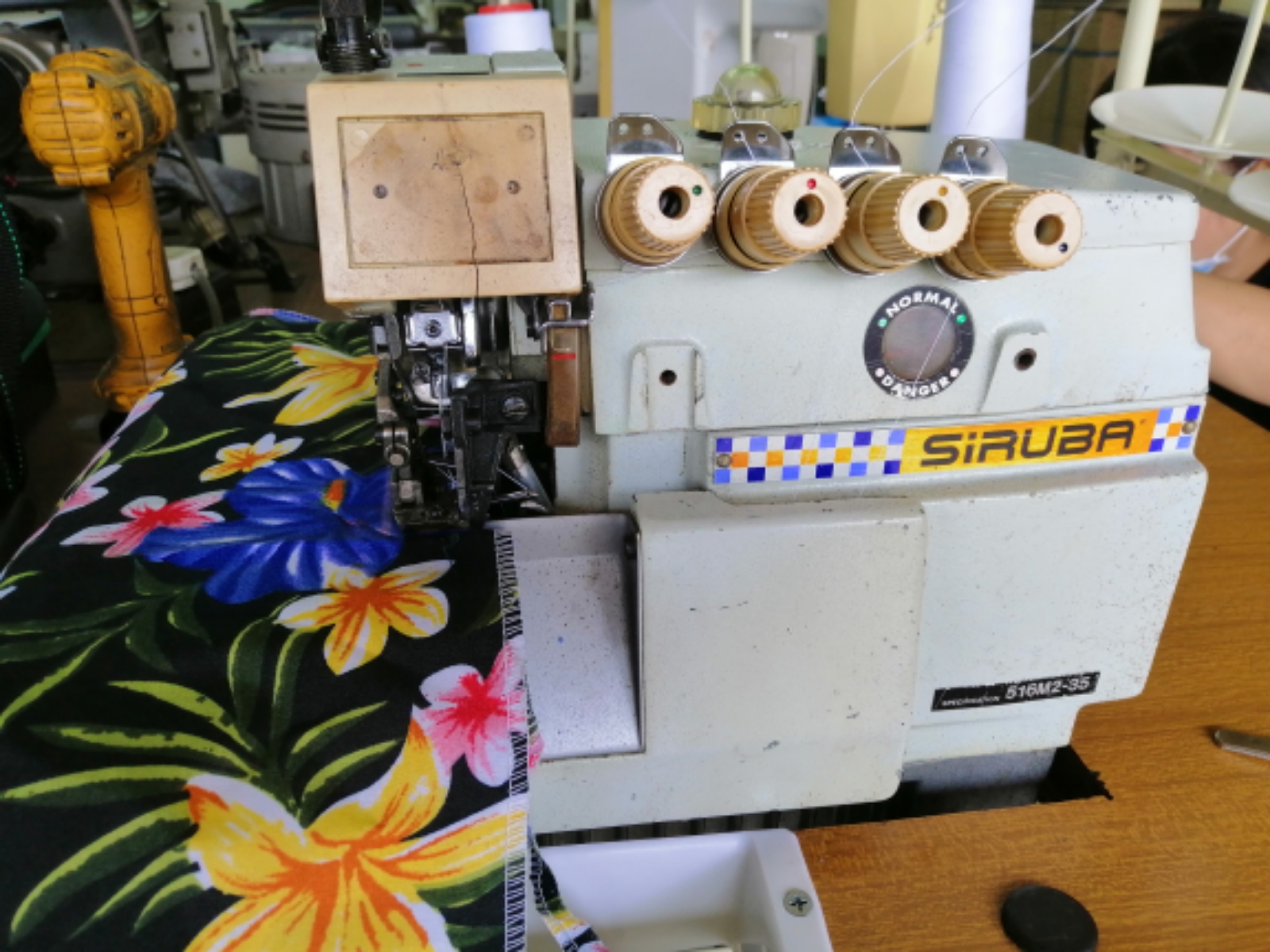 SIRUBA INDUSTRIAL OVERLOCK SEWING MACHINE 