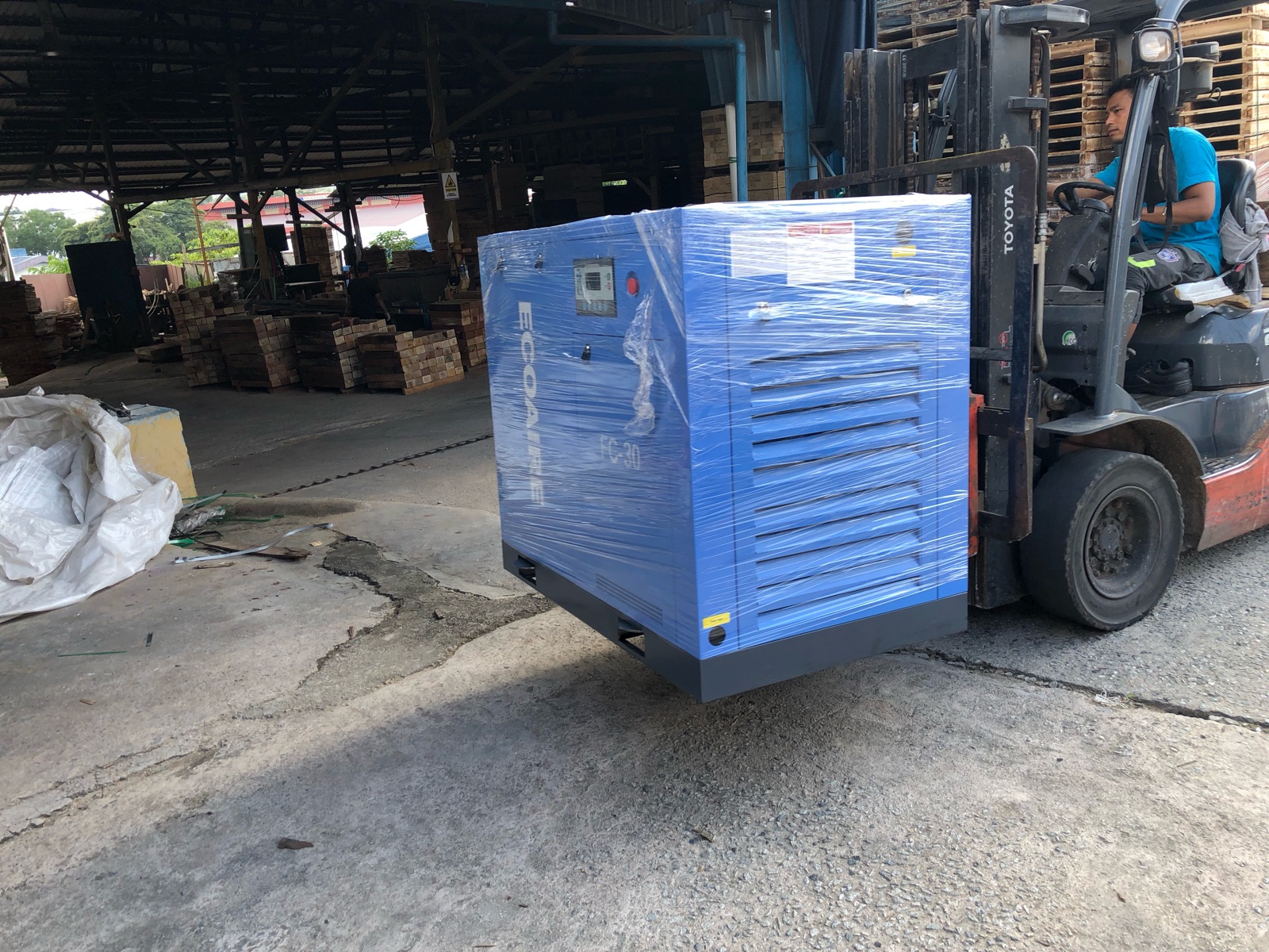 Forklift Unloading ECOAIRE 30 HP Air Compressor FC-30