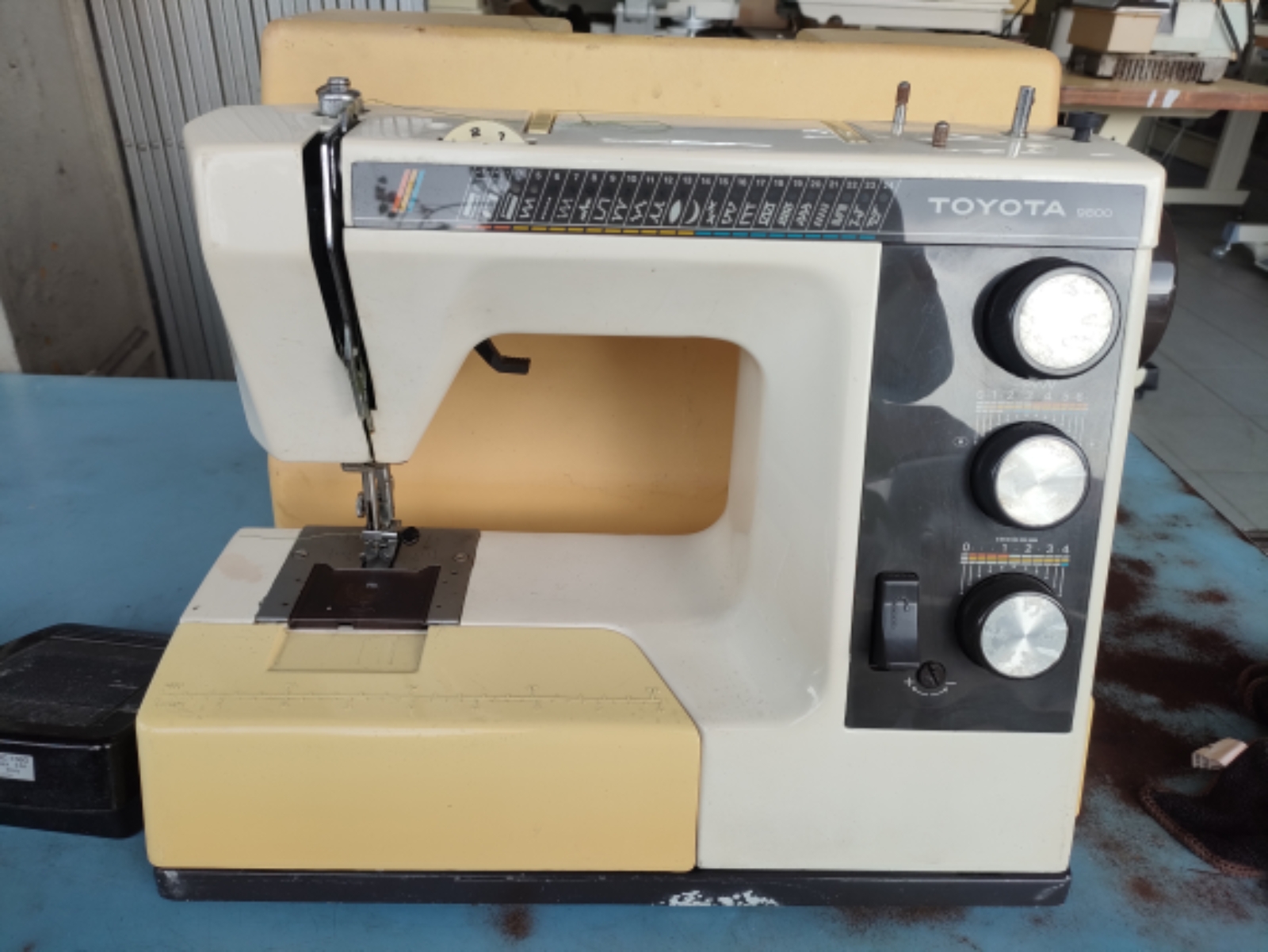 SECOND HAND TOYOTA PORTABLE SEWING MACHINE