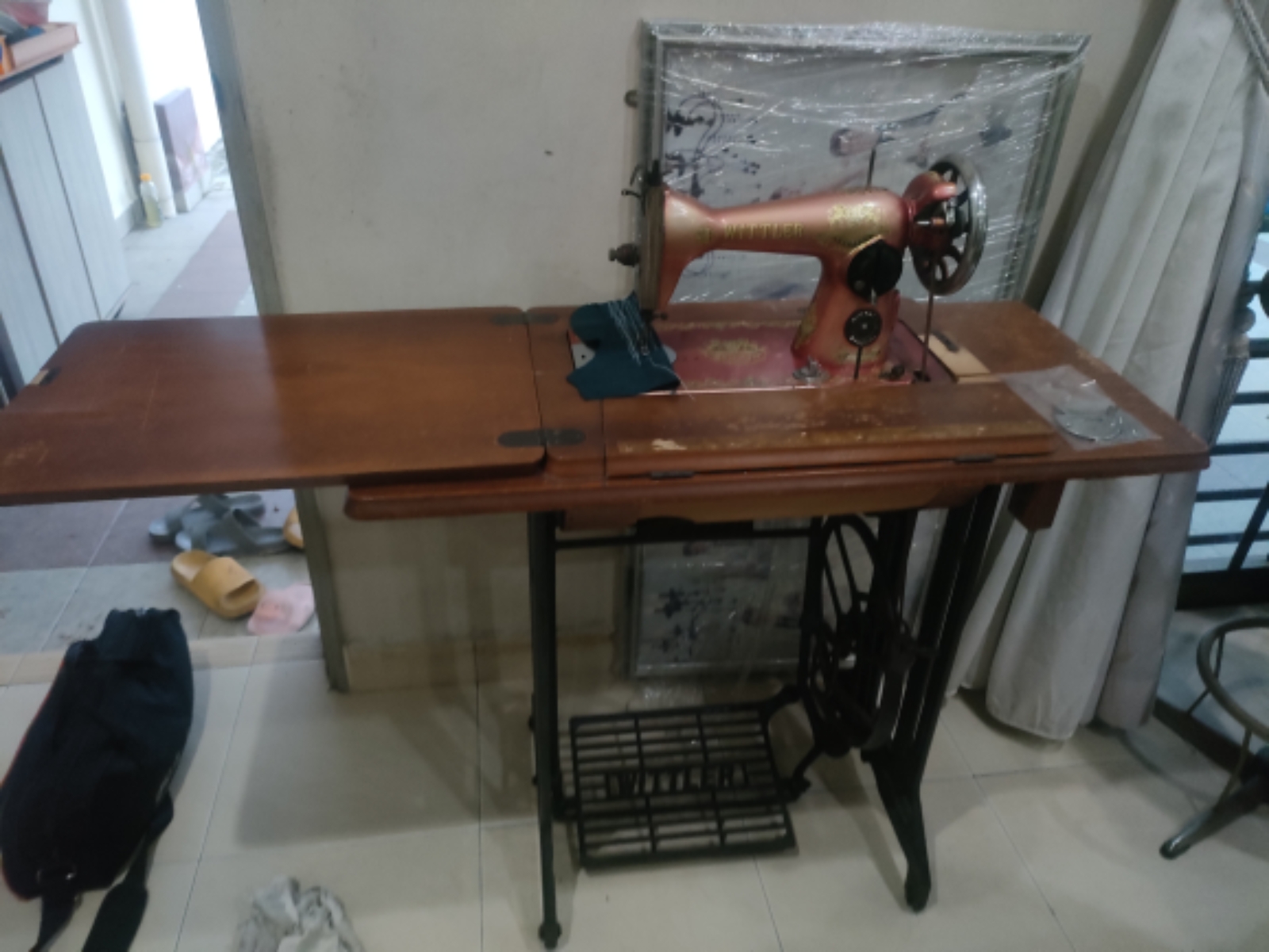 ANTIQUE SEWING MACHINE