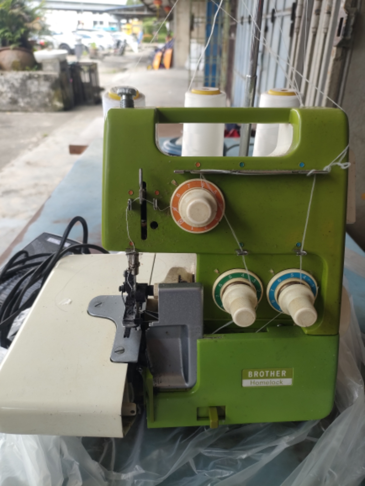 BROTHER PORTABLE OVERLOCK SEWING MACHINE BROTHER PORTABLE OVERLOCK SEWING MACHINE