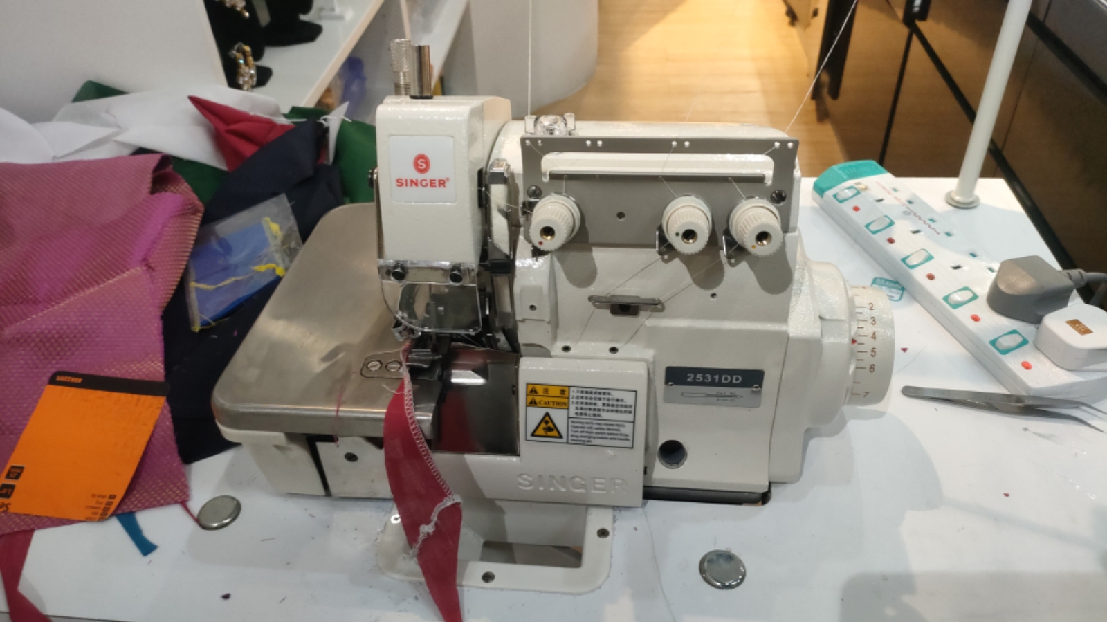 SINGER OVERLOCK SEWING MACHINE SINGER OVERLOCK SEWING MACHINE