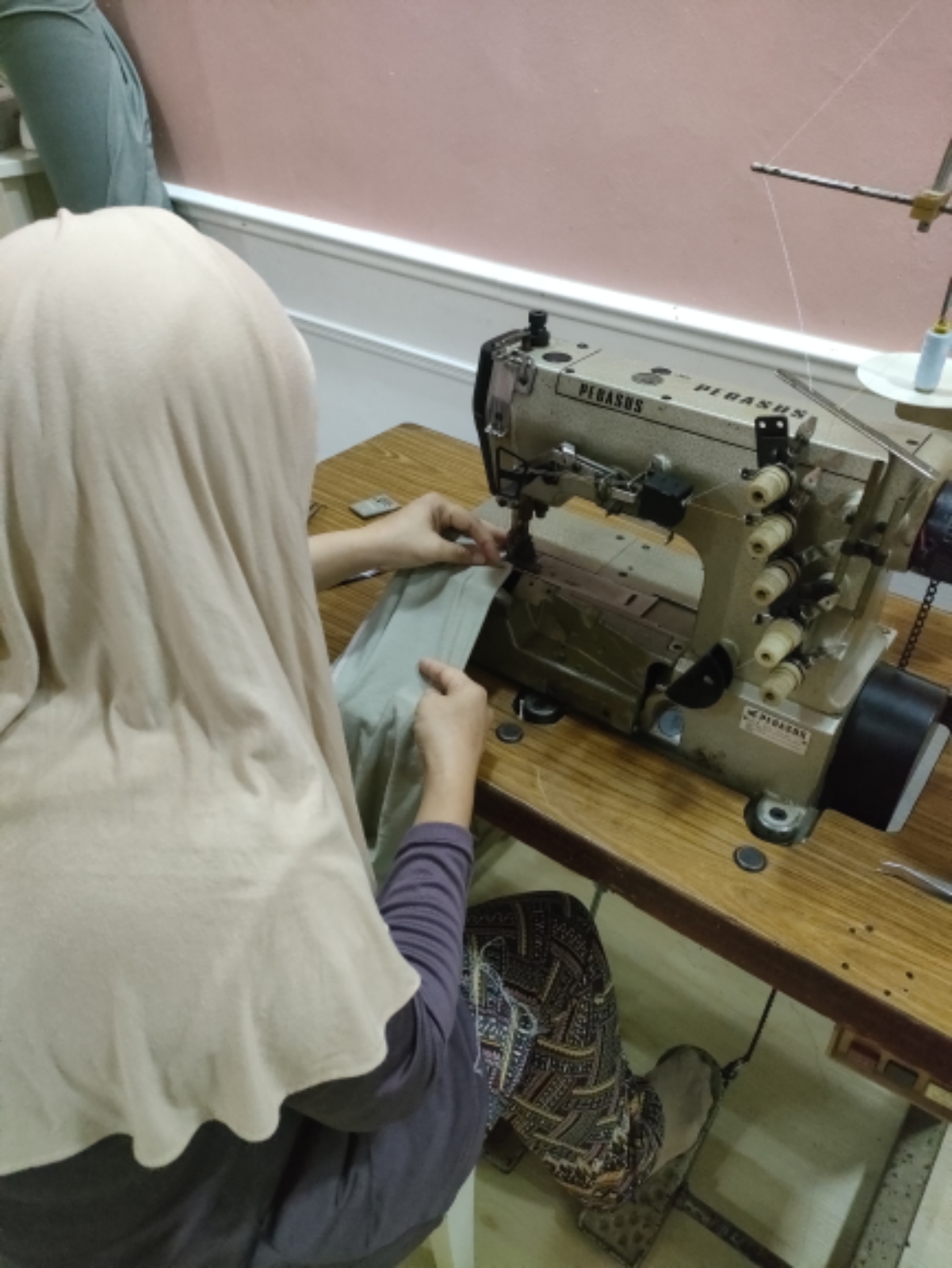 DELIVERY INTERLOCK STITCH SEWING MACHINE