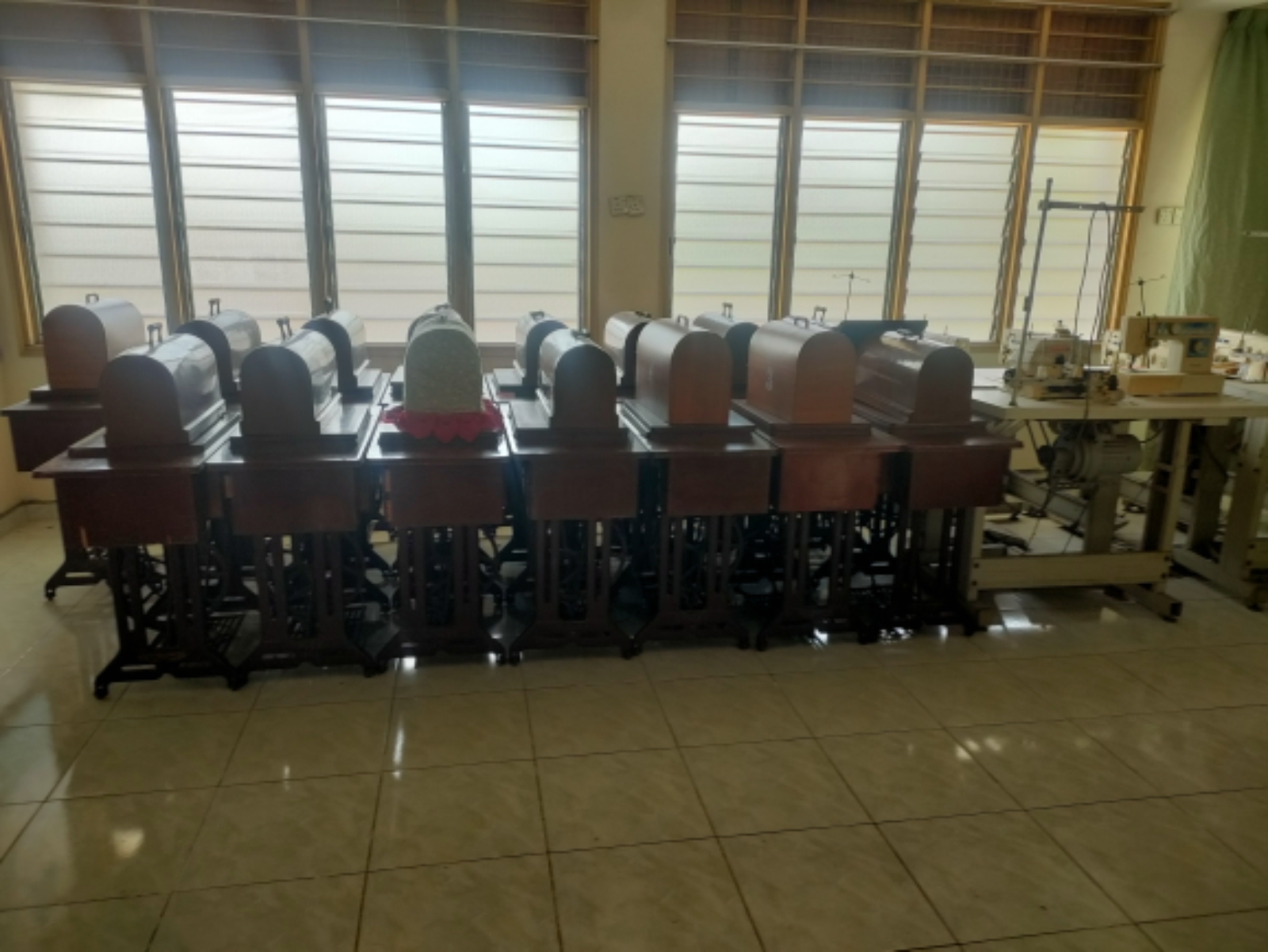 SECOND HAND ANTIQUE SEWING MACHINE