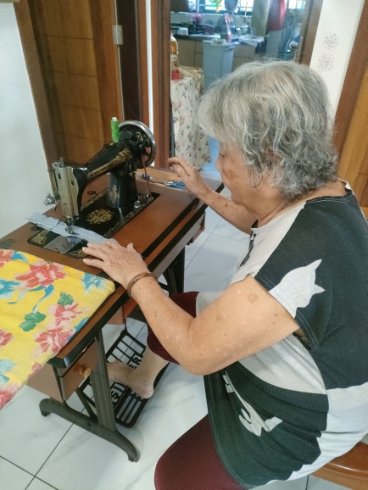 SINGER ANTIQUE SEWING MACHINE