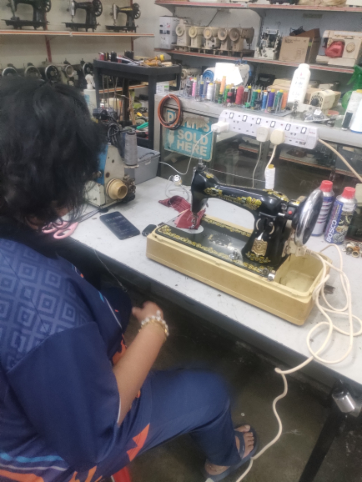 SECOND HAND ANTUQUE SEWING MACHINE