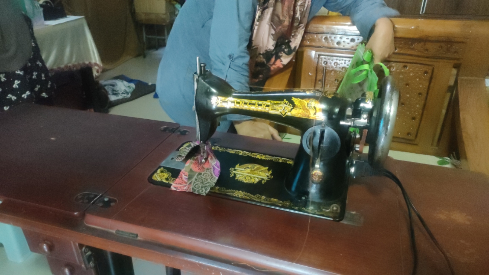 SINGER ANTIQUE SEWING MACHINE