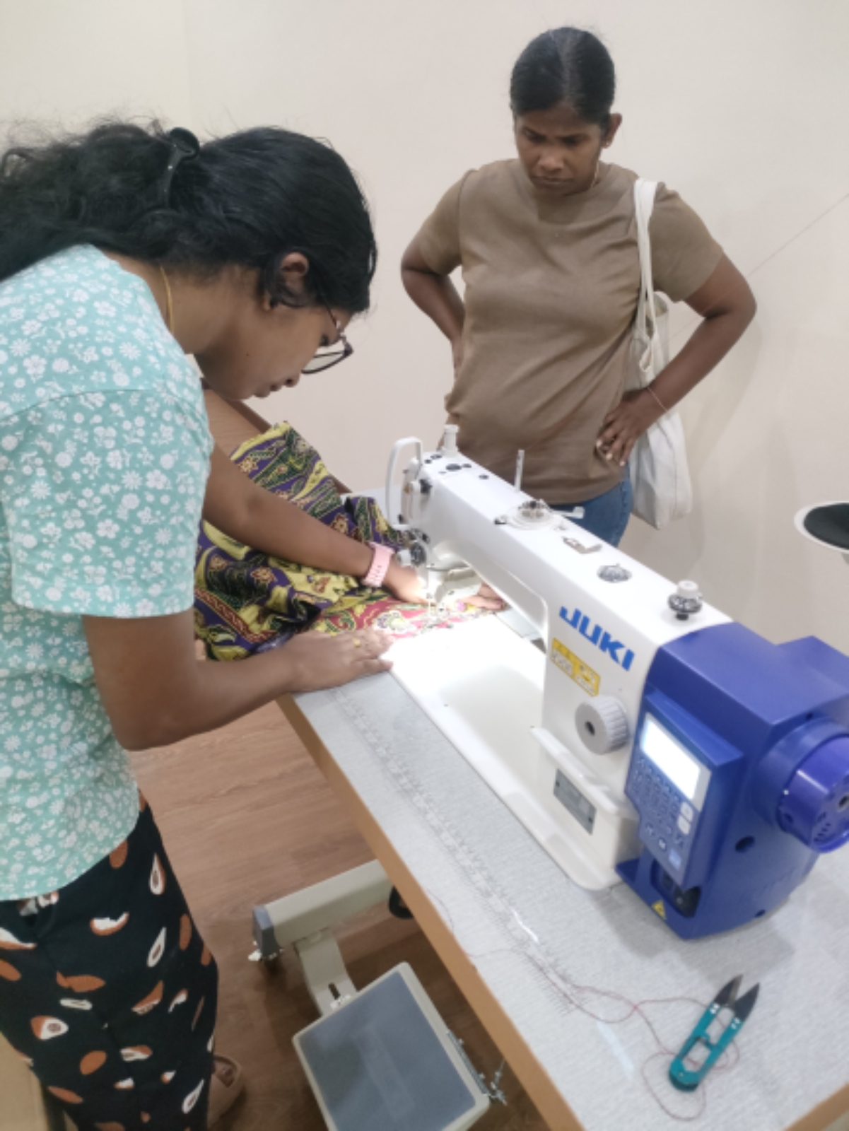 DELIVERY JUKI SEWING MACHINE