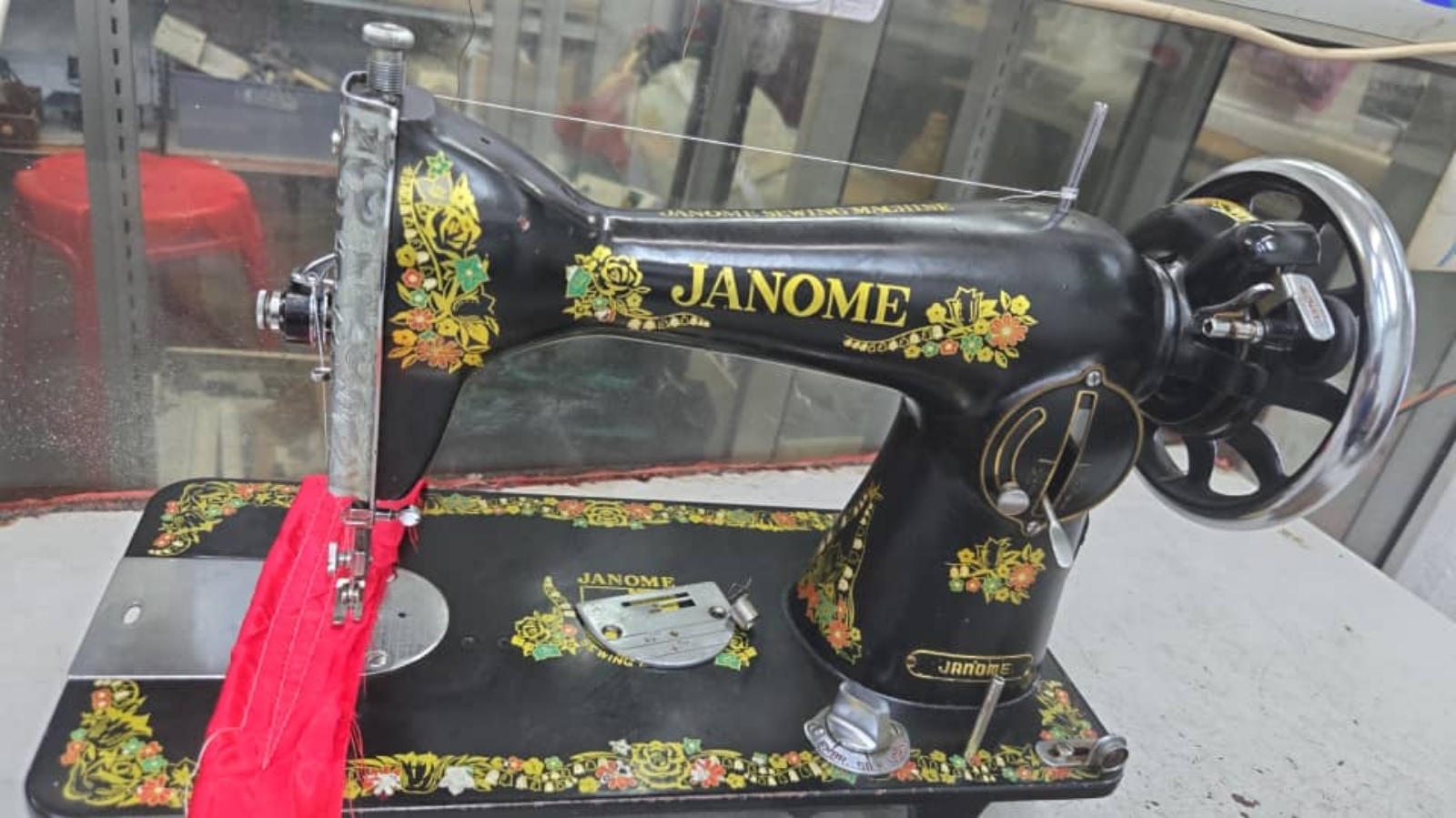 JANOME ANTIQUE SEWING MACHINE