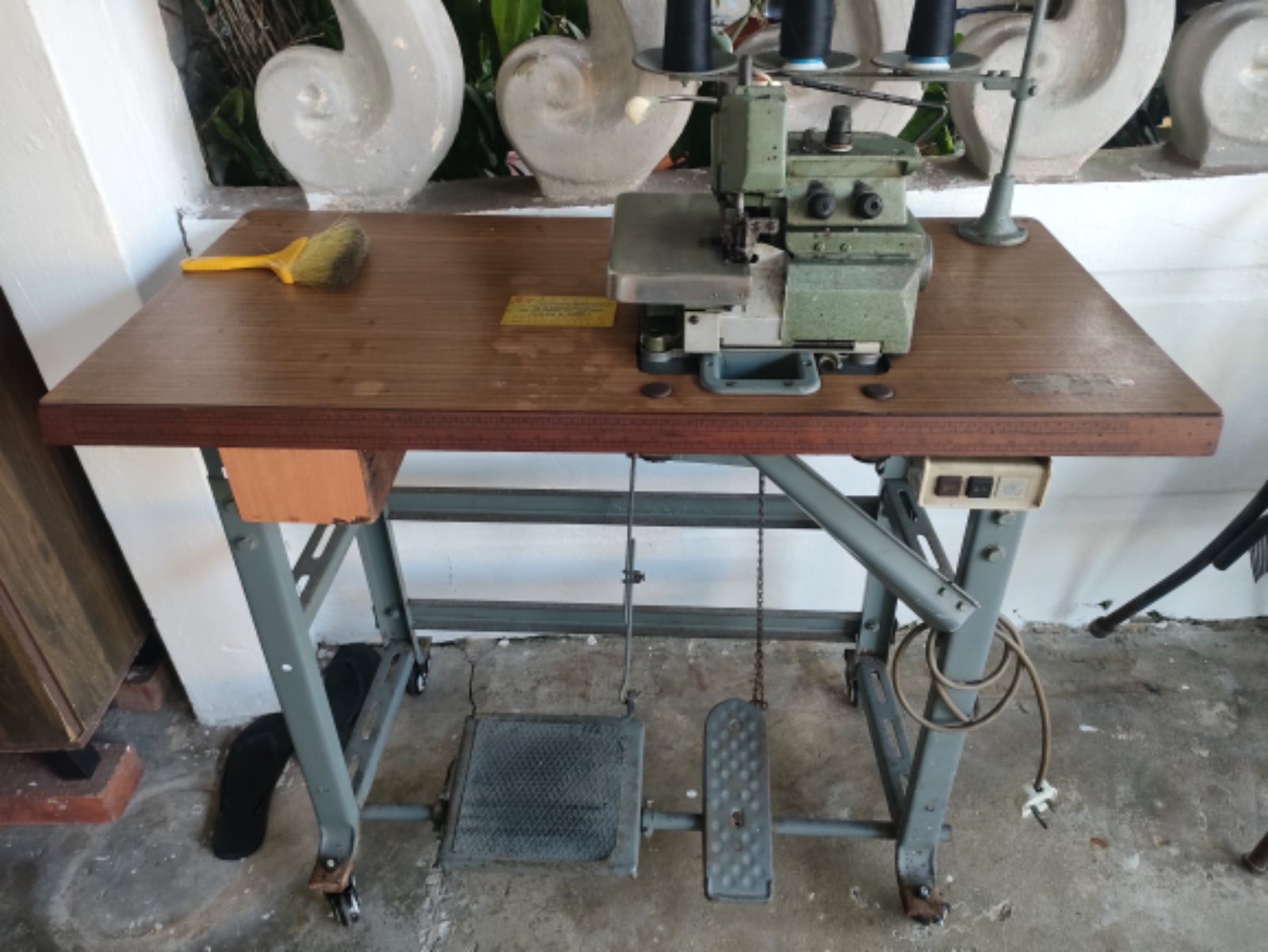 OVERLOCK SEWING MACHINE