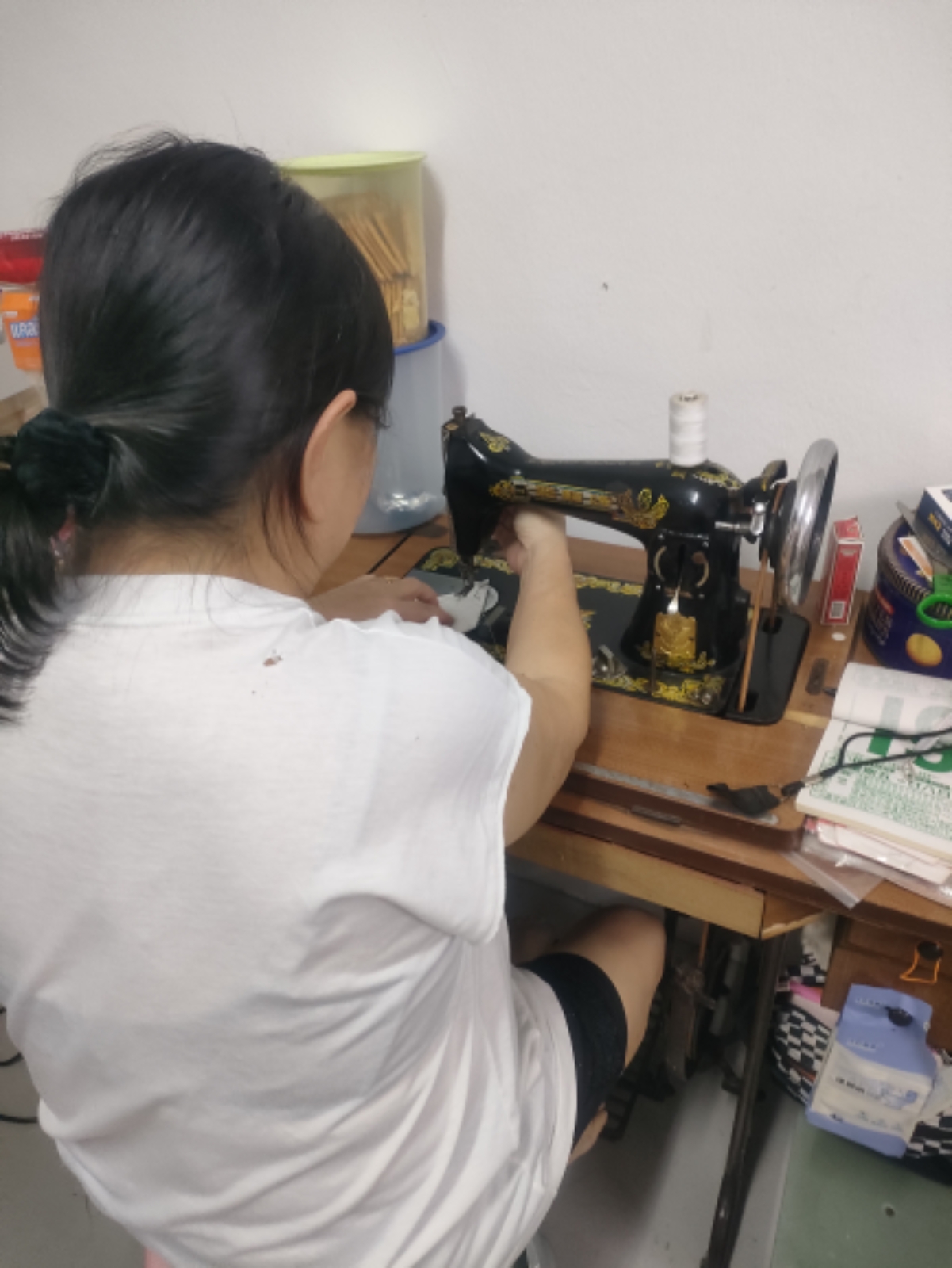 ANTIQUE SEWING MACHINE