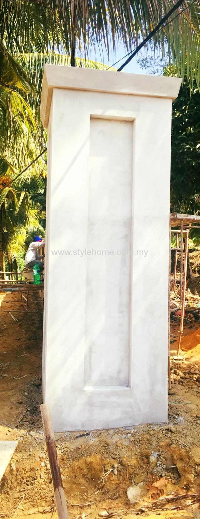 10ft Grand pillar by Stylehome.