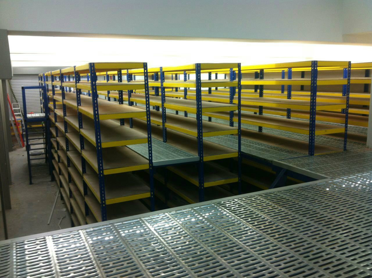 MULTI-TIER SHELVING SYSTEM
