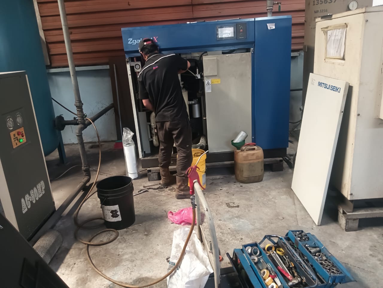 Service 50 HP Mitsui Seiki Inverter Type Screw Compressor 