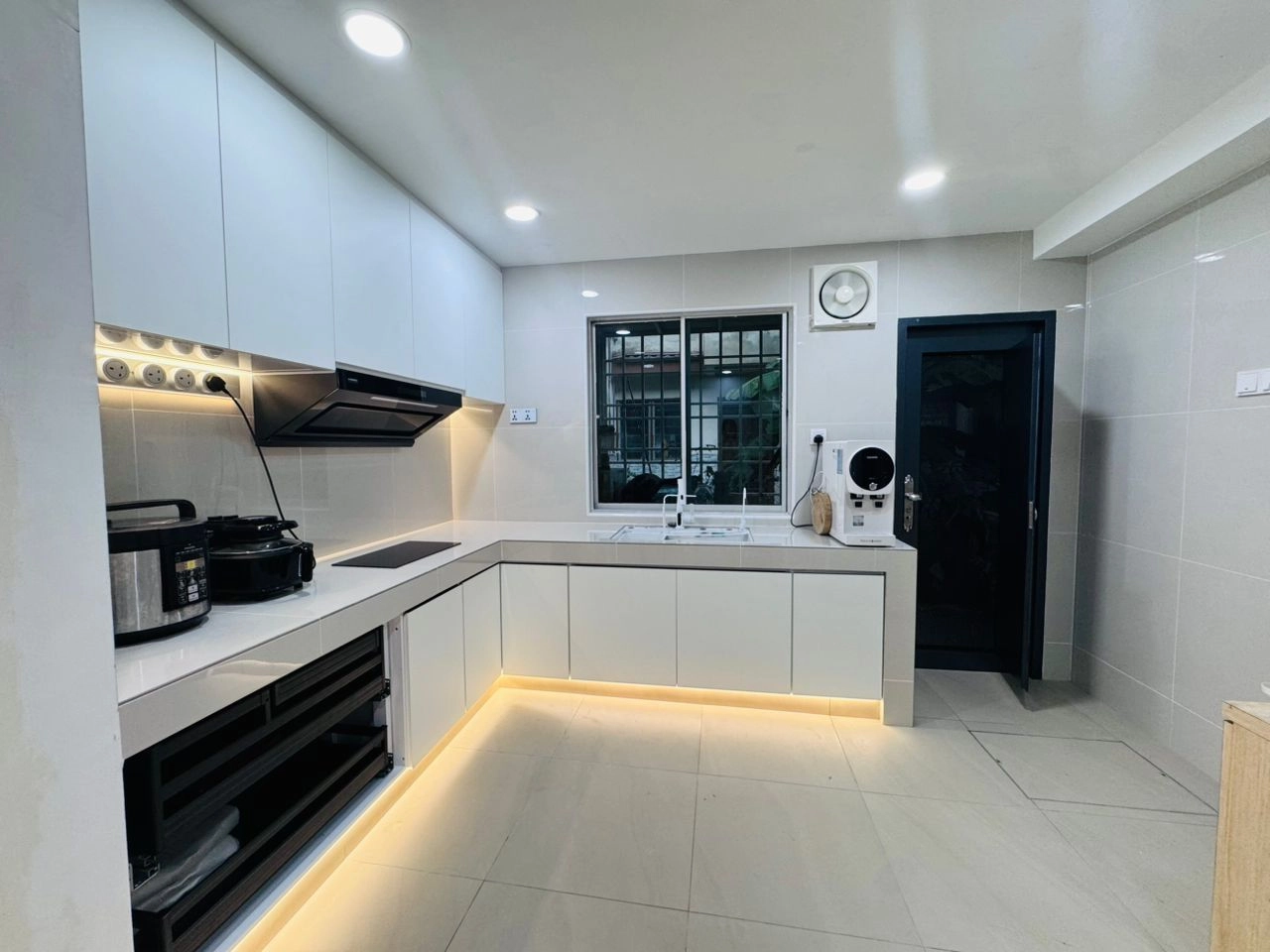 Custom aluminum cabinet KL clean finishing residential home