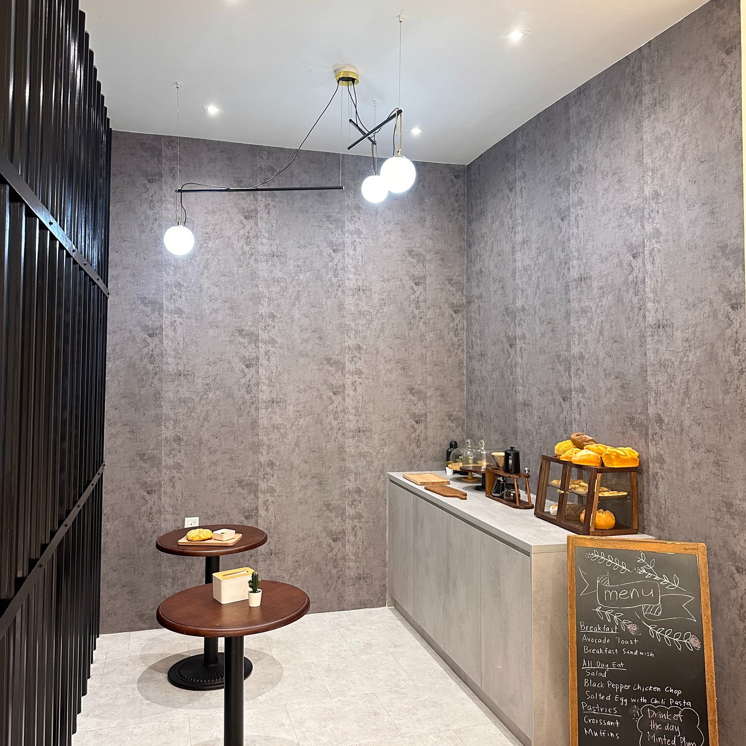 Kitchenware showroom display with restaurant serving items